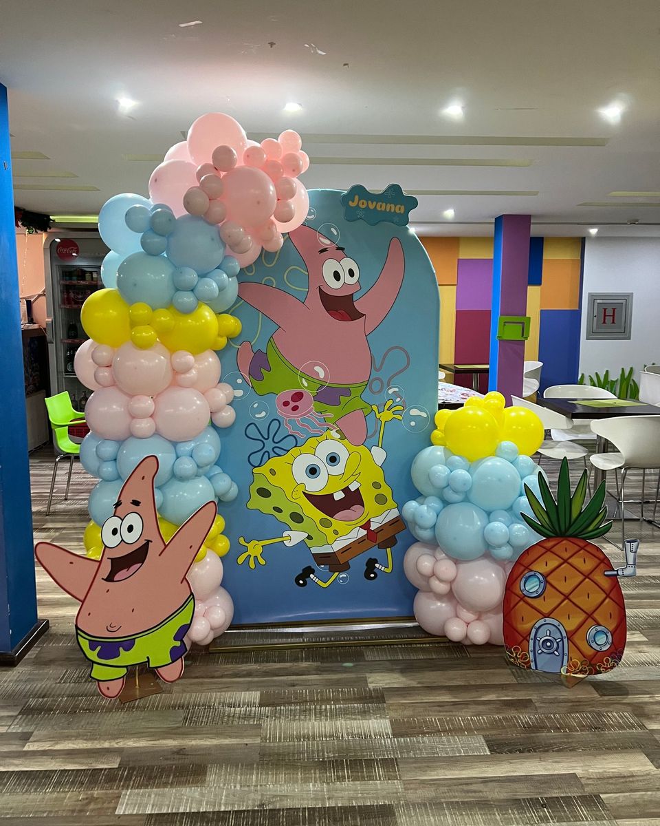 Dekoracija za dečiji rođendan na temu Sunđer Boba sa pastelnim balonima i figurom ananasa