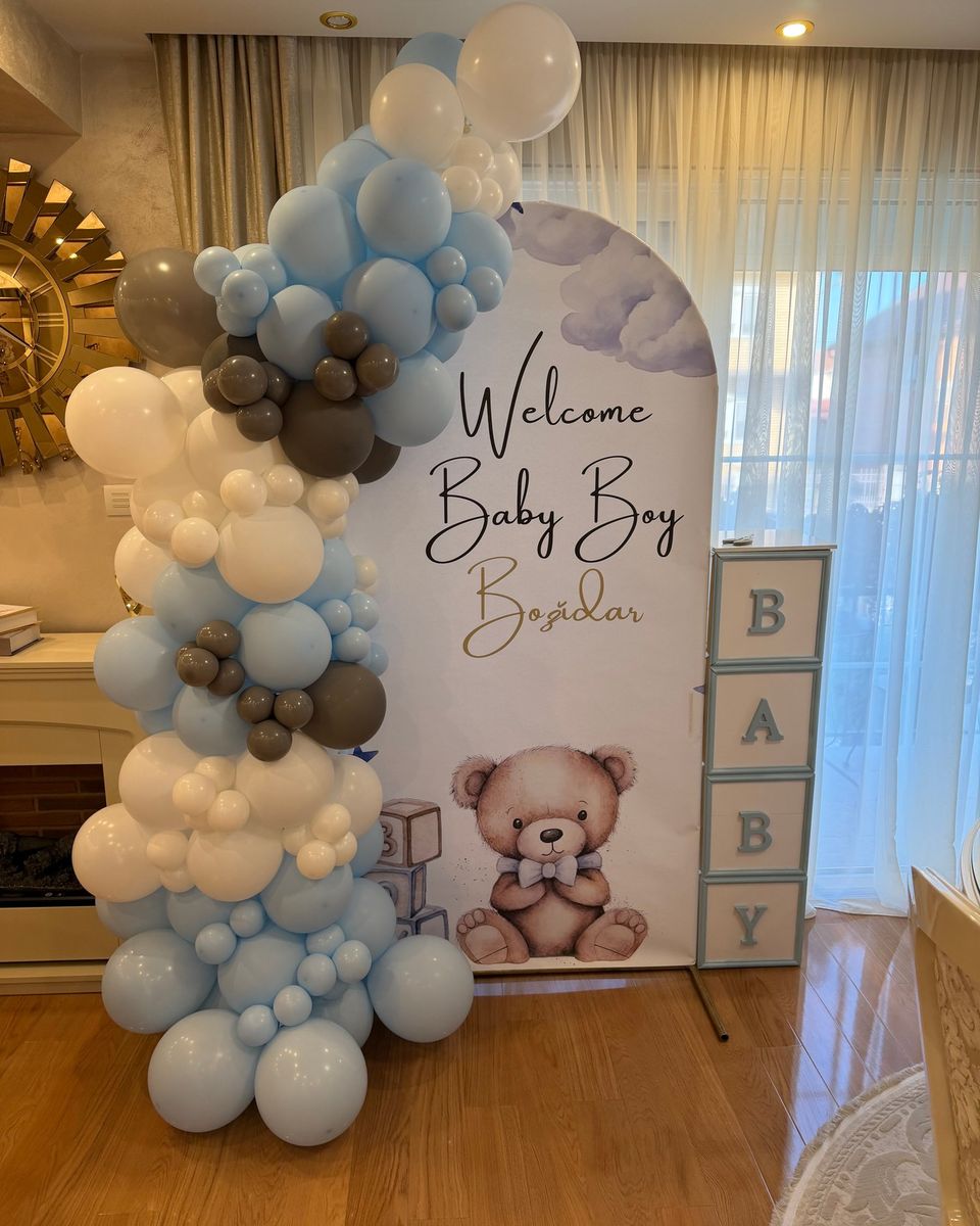 Pano sa natpisom Welcome Baby Boy i medom, plavi, beli i braon baloni i kocke BABY