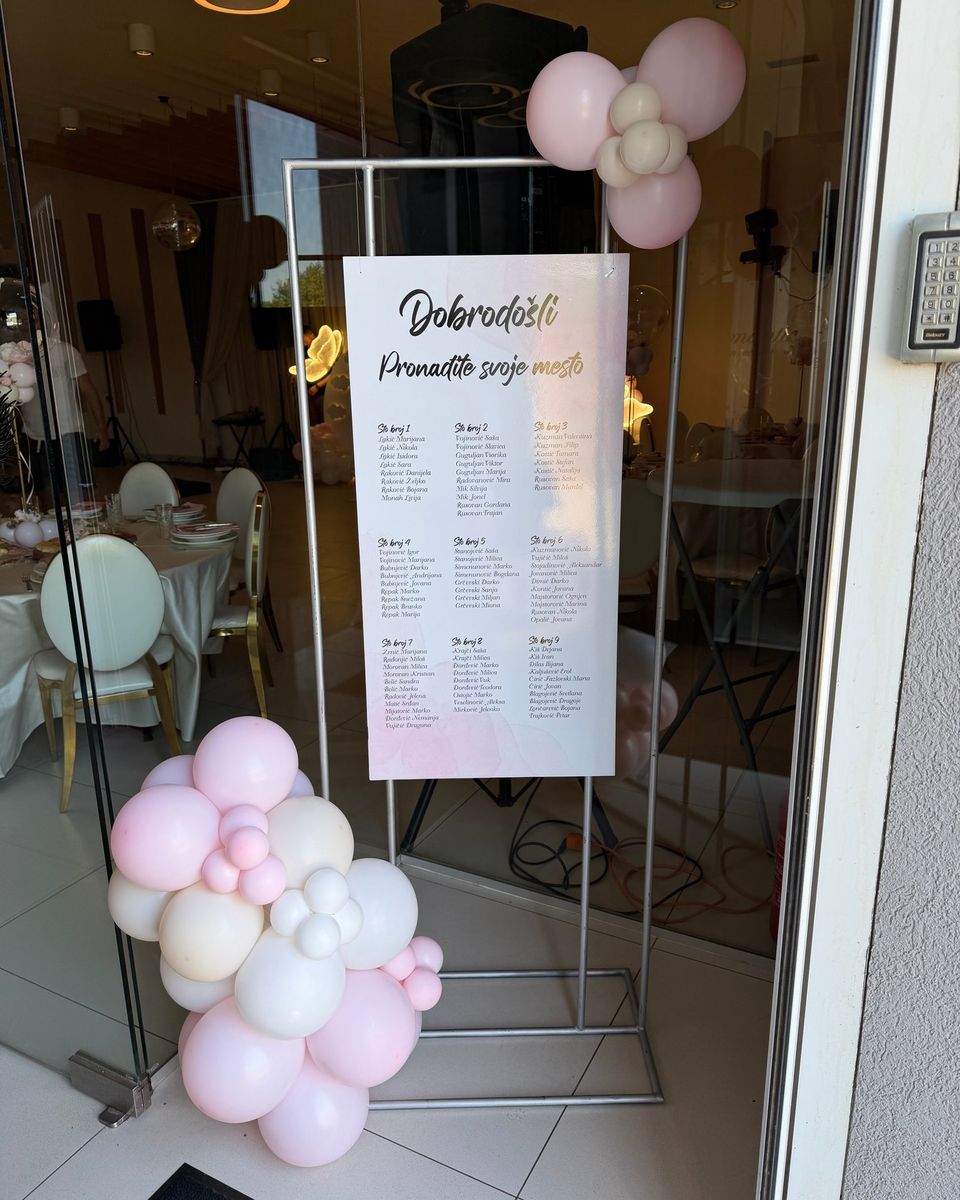 Roze tabla Pronađite svoje mesto na srebrnom ramu sa roze i belim balonima