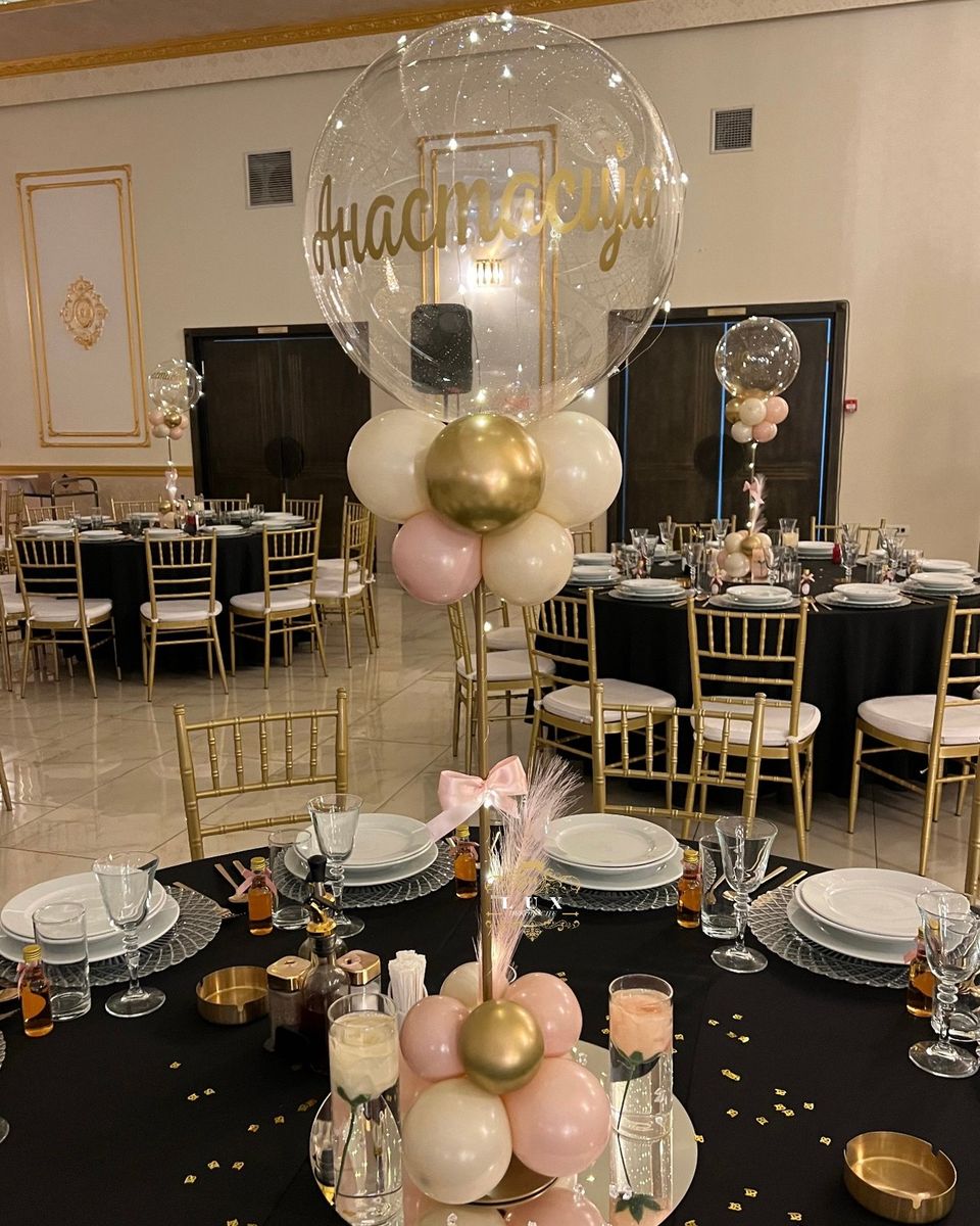 Providni balon sa imenom slavljenice, zlatni i roze baloni na ogledalu i crnom stolnjaku