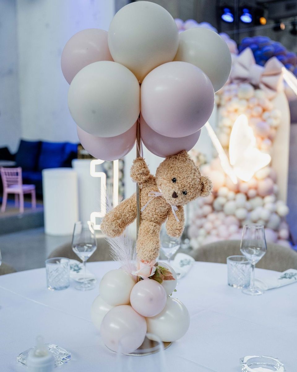 Puder roze i beli baloni sa plišanim medom kao dekoracija stola za prvi rođendan
