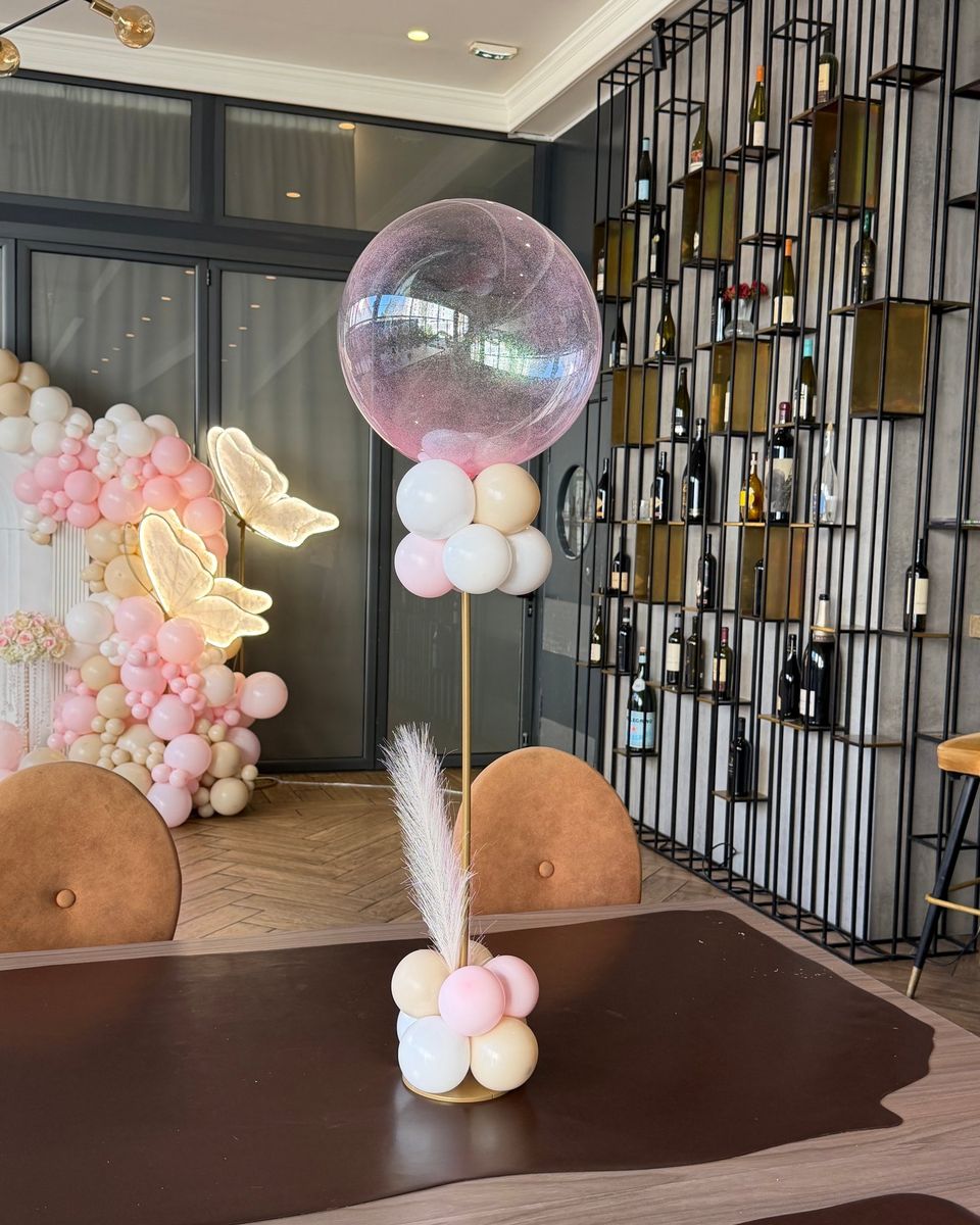 Roze providni balon sa šljokicama i pampas travom na zlatnom štapu