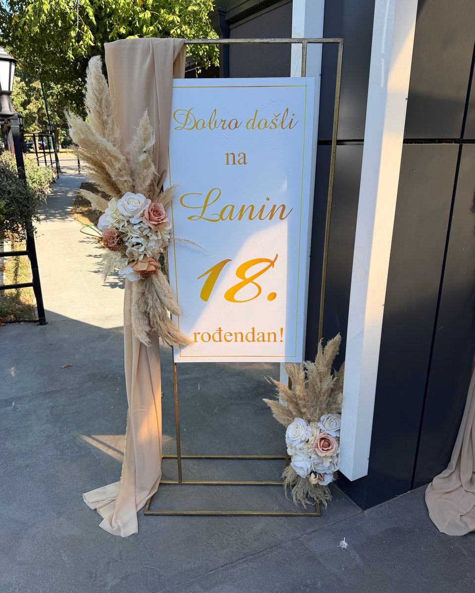 Tabla za 18. rođendan u zlatnom ramu sa bež satenom, pampas travom i ružama