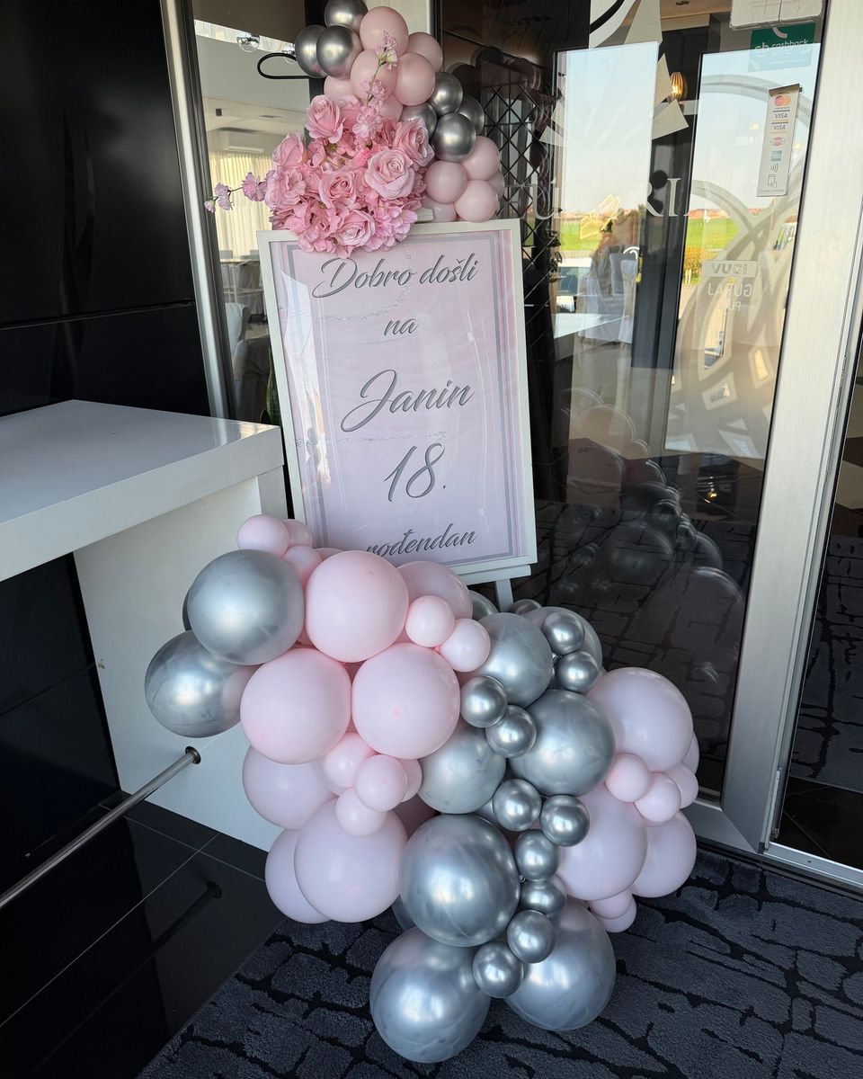 Roze tabla za 18. rođendan sa roze ružama i roze i srebrnim balonima