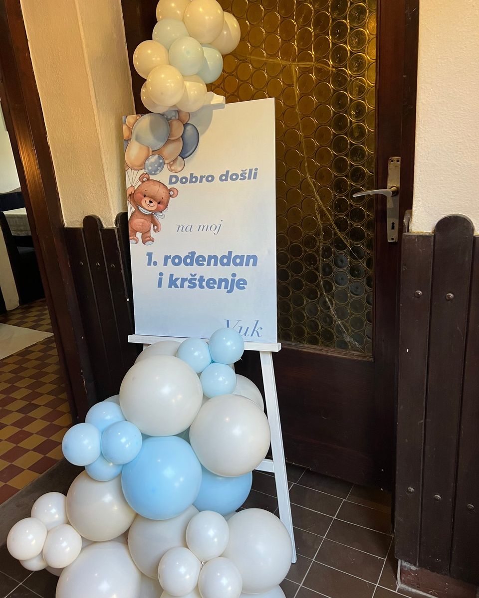 Tabla za prvi rođendan i krštenje sa medom i belim i plavim balonima