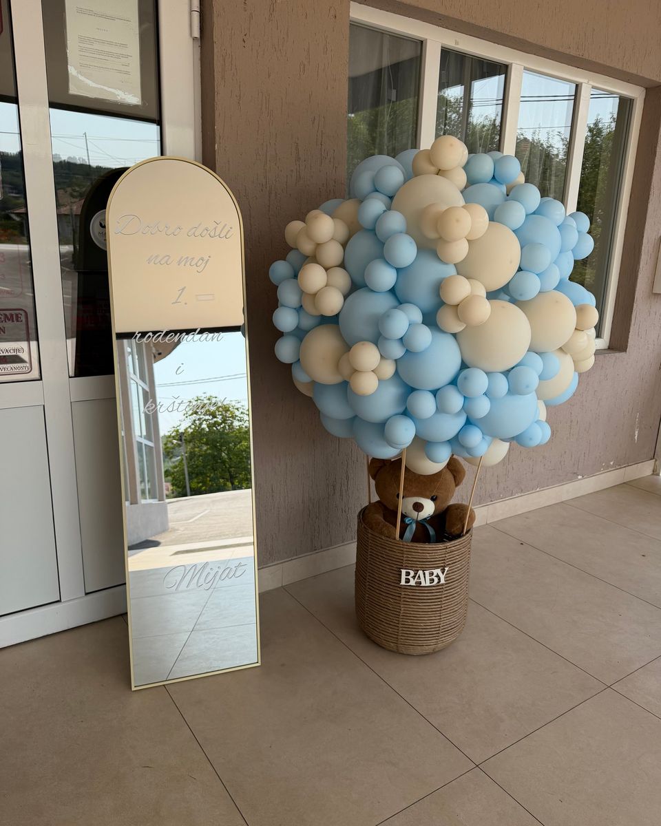 Ogledalo za krštenje i prvi rođendan i balon za letenje od plavih i bež balona