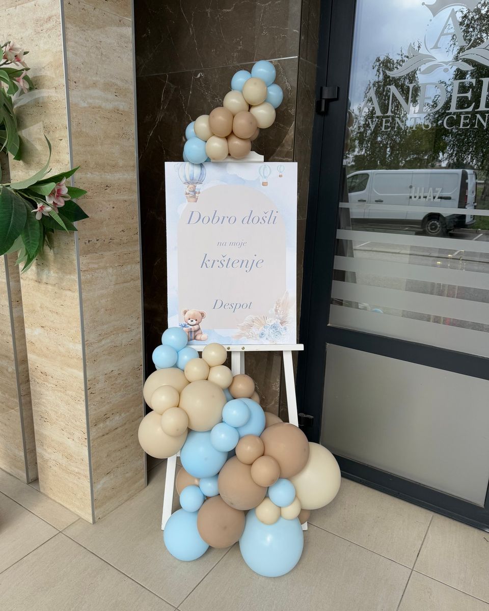 Tabla za krštenje na belom stalku sa plavim i bež balonima