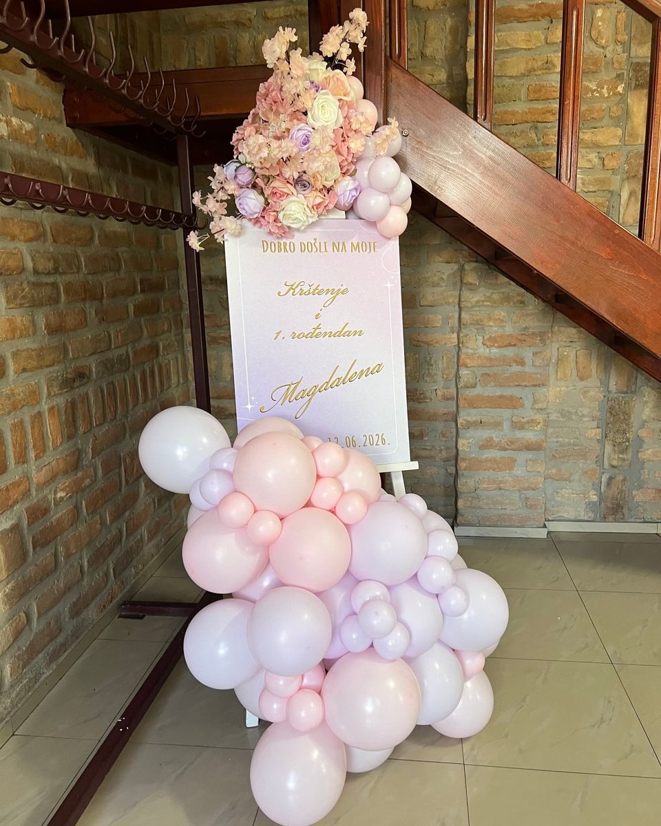 Tabla za krštenje i prvi rođendan sa roze cvećem i roze i lila balonima
