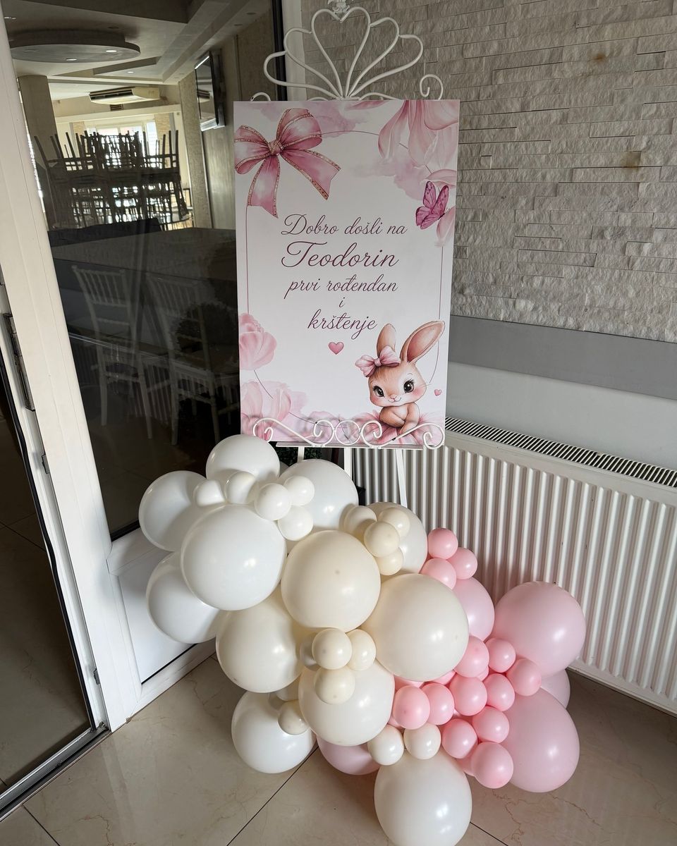 Tabla za prvi rođendan i krštenje sa roze mašnama i zekom, belim i roze balonima